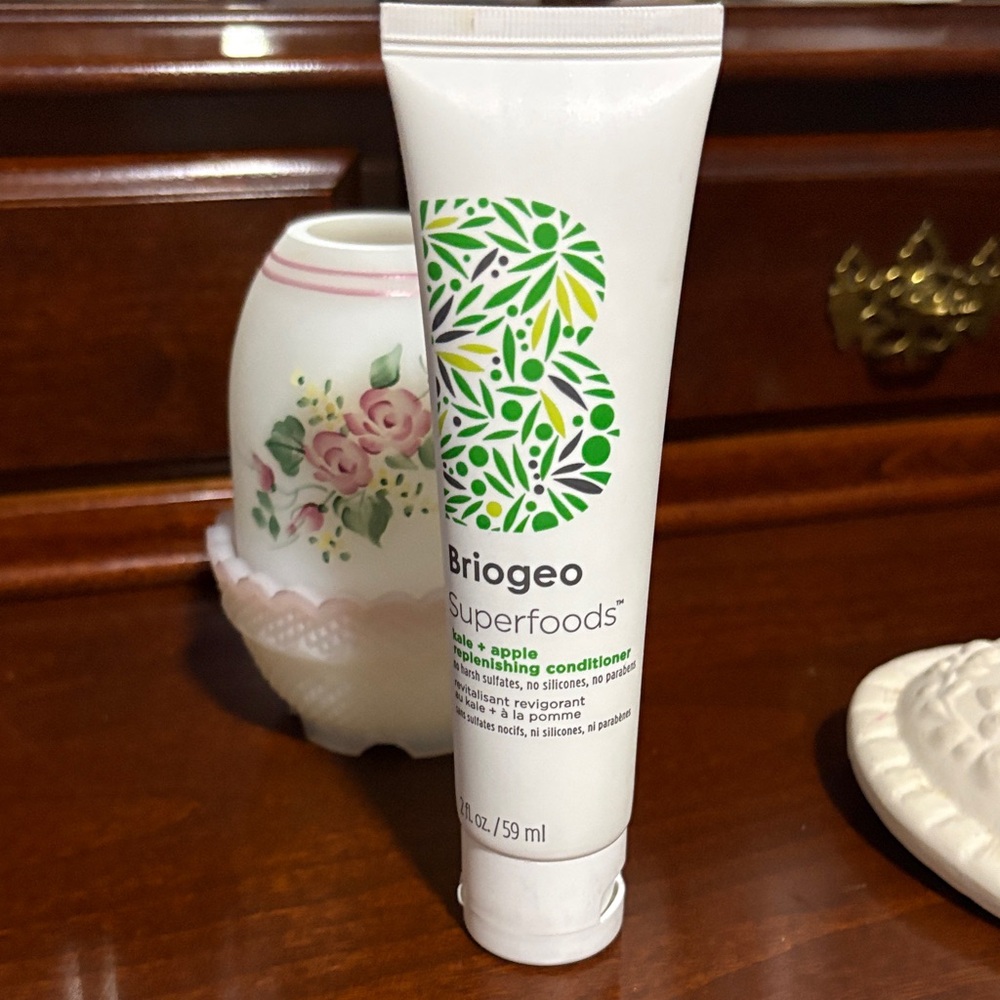 Briogeo Superfoods Green Apple Conditioner - White and Green